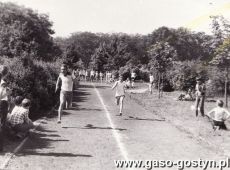 844.Dzien Dziecka - Swieto Sportu Szkolnego w Szkole Podstawowej nr 3 w Gostyniu (1982 r.), biegi chlopcow