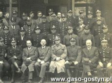8440.Pamiatkowe zdjecie z zakonczenia kursu strazackiego w Gostyniu (1947 r.), trzeci od lewej strony siedzi Jan Zimny - pierwszy komendant powiatowy OSP