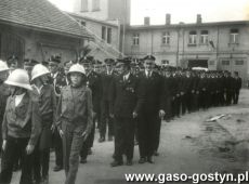 8442.Zbiorka do pochodu 1-majowego strazakow przed Powiatowa Komenda Strazy Pozarnej przy ulicy Marchlewskiego w Gostyniu (1 maja 1974 r.)