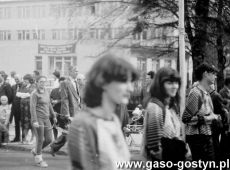8445.Pochod 1-majowy w Gostyniu (ulica Marchlewskiego, obecnie Wroclawska) - 1983 r..JPG