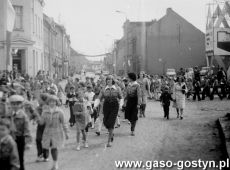 8446.Rynek w Gostyniu - pochod 1-majowy (1983 r.).JPG