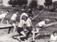 845.Dzien Dziecka - Swieto Sportu Szkolnego w Szkole Podstawowej nr 3 w Gostyniu (1982 r.), zabawa najmlodszych