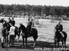 846.Zawody konne w skokach przez przeszkody na boisku przy Hucie Szkla w Gostyniu (lipiec 1954 r.)