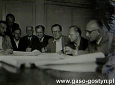 847.Warszawa, 30.05.1958 r., podjecie projektu budowy nowej hali w Hucie Szkla w Gostyniu, od lewej Wl. Swiatnicki, F.Kretkowski, J.Strozyk, J.Bilinski, M.Sobieraj, Krzysztofczyk, Zdanowicz.JPG