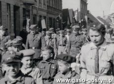 8494.Ulica 1 Maja w Gostyniu - przemarsz harcerzzy