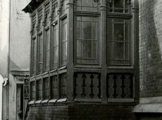 8510.Widok od podworza wejscia do domu przy ulicy PPR (obecnie Kolejowa) w Gostyniu,  wybudowanego ok. 1900 r. przez handlarza bydla Zyda Izraela Perlinskiego (widok z poczatku lat 80. XX wieku)