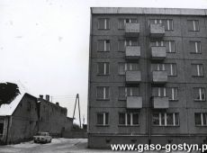 8511.Blok przy ulicy PPR (obecnie Kolejowa) na poczatku lat 80. XX wieku