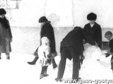 8512.Zabawy na sniegu w Gostyniu - poczatek lat 80. XX wieku