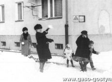 8516.Zabawy na sniegu w Gostyniu - poczatek lat 80. XX wieku