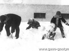 8517.Zabawy na sniegu w Gostyniu - poczatek lat 80. XX wieku
