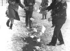 8518.Zabawy na sniegu w Gostyniu - poczatek lat 80. XX wieku