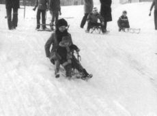 8520.Zabawy na sniegu w Gostyniu - poczatek lat 80. XX wieku