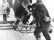 8521.Zabawy na sniegu w Gostyniu - poczatek lat 80. XX wieku