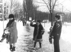 8523.Zabawy na sniegu w Gostyniu - poczatek lat 80. XX wieku