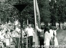 8524.VI Festyn Dzieciecy dla dzieci pracownikow Wielkopolskiej Huty Szkla zorganizowany przez Zakladowy Dom Kultury Hutnik na stadionie Osrodka Sportu i Rekreacji w Gostyniu (1979 r.)