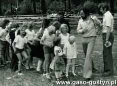 8525.VI Festyn Dzieciecy dla dzieci pracownikow Wielkopolskiej Huty Szkla zorganizowany przez Zakladowy Dom Kultury Hutnik na stadionie Osrodka Sportu i Rekreacji w Gostyniu (1979 r.)