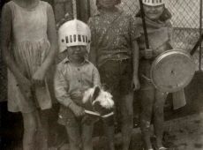 8526.Zabawa dzieci, ulica Podlesna w Gostyniu (poczatek lat 60. XX wieku)