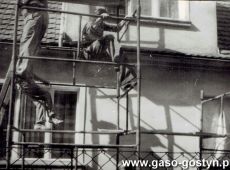 8527.Malowanie domu na osiedlu Pozegowo przy ulicy Podlesnej 2 w Gostyniu (koniec lat 70. XX wieku)