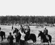 853.Zawody konne w skokach przez przeszkody na boisku przy Hucie Szkla w Gostyniu (lipiec 1954 r.)