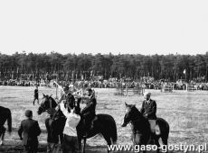 853.Zawody konne w skokach przez przeszkody na boisku przy Hucie Szkla w Gostyniu (lipiec 1954 r.)