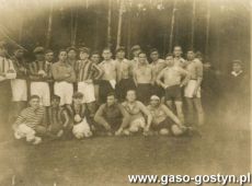 854.Druzyna pilkarska Katolickiego Stowarzyszenia Mlodziezy (KSM) w Gostyniu - 1930 r.