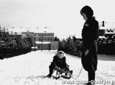 8545. Gostyn w zimowej scenerii (grudzien 1952 r.), w oddali budynek Liceum Ogolnoksztalcacego