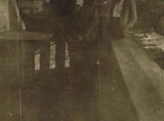 8546. Na balkonie domu przy ulicy Zielonej 18 w Gostyniu (1950 r.)