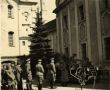 856. SS-Brigadefuehrer, Generalmajor Oskar Knofe wizytuje zolnierzy jednostki policyjnej stacjonujacej w klasztorze na Swietej Gorze w Gostyniu. (1941 r.)