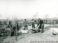 856.Czyn spoleczny w Kunowie (27.04.1969r.), mlodziez z kola ZMW przy pracach na boisku szkolnym.