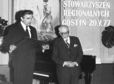 857. Gostyn, 20 maja 1977 r. - wreczenie prof. Helsztynskiemu Nagrody Glownej Leszczynskiego Towarzystwa Kulturalnego ( prezes LTK Smoluchowski i prof.Helsztynski)