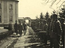 857. SS-Brigadefuehrer, Generalmajor Oskar Knofe wizytuje zolnierzy jednostki policyjnej stacjonujacej w klasztorze na Swietej Gorze w Gostyniu. (1941 r.)