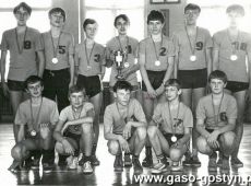 858.Druzyna siatkarzy Szkoly Podstawowej nr 1 w Gostyniu - mistrzowie wojewodztwa leszczynskiego w roku szkolnym 1983-1984.