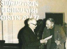 860.Gostyn, 20 maja 1977 r. - wreczenie prof. Helsztynskiemu Nagrody Glownej Leszczynskiego Towarzystwa Kulturalnego (prof. Helsztynski i Jan Bzdega z Domachowa).