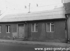 8604. Dom przy ulicy Dzierzynskiego 16 (obecnie ul. Ks. Olejniczaka) w Gostyniu (poczatek lat 80. XX wieku)
