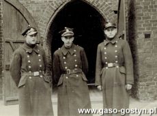 8608.Druhowie OSP przed kosciolem farnym w Gostyniu