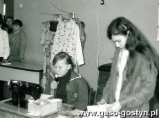 861.Gielda zawodoznawcza w Szkole Podstawowej nr 3 w Gostyniu (1980 r.), klasa VII c przedstawila zawod krawca