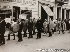 8612.Eliminacje do Festiwalu Chorow Amatorskich o Laur XX-lecia PRL dla powiatow Koscian, Srem i Gostyn - zbiorka zespolow na Rynku w Gostyniu (23 maja 1965 r.) - przemarsz chorow do Domu Hutnika.JPG