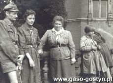 8613. I Druzyna Harcerska z Gostynia na obozie w Goluchowie, zdjecie wykonano w 1961 roku przed goluchowskim zamkiem, pierwszy od lewej druh Marian Mikolajski