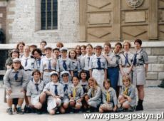 8619.Gostynskie harcerki na Wawelu w Krakowie (1999 r.)