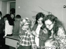 862. Gielda zawodoznawcza w Szkole Podstawowej nr 3 w Gostyniu (1980 r.), klasa VII c przedstawila zawod krawca