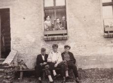 8624.Przed domem przy ulicy Granicznej 2 w Gostyniu (lata 50. XX wieku)