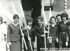 8625.Gostynianki w pochodzie 1-majowym na ulicy 1 Maja w  Gostyniu