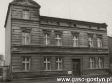 8637. Dom przy ulicy Poznanskiej 6 w Gostyniu wybudowany na przelomie XIX i XX wieku (zdjecie z polowy lat 80. XX wieku)