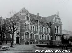 8639.Siedziba Urzedu Miasta i Gminy w Gostyniu przy ulicy Marchlewskiego, obecnie Wroclawska (1984 r.)