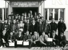 8641.Uczestnicy Wojskowego Kursu Kierowcow przed siedziba Ligi Obrony Kraju przy ulicy Marchlewskiego w Gostyniu (1984 r.)