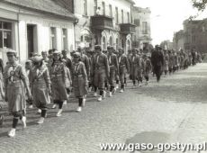 8651.Rynek w Gostyniu - przemarsz harcerzy Mlodziezowej Sluzby Ruchu