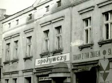 8662.Dom (wybudowany pod koniec XIX wieku) ze sklepem spozywczym przy ulicy PPR 22 (obecnie Kolejowa) w Gostyniu na zdjeciu z okresu PRL-u