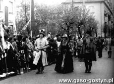 8663.Pochod 1-majowy polaczony z pochodem wiekow w 1978 roku w Gostyniu z okazji 700-lecia lokowania miasta