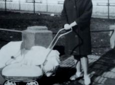8666.Waclawa Wichlacz na spacerze z siostrzencem przy skrzyzowaniu ulic PPR i Zjednoczonego Ruchu Ludowego, na drugim planie fotosy Kina Nysa (lata 60. XX wieku)
