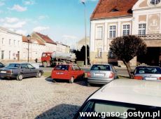 8677.Parking przed ratuszem na Rynku w Gostyniu